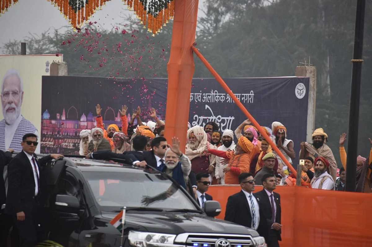 पीएम अयोध्या में कर रहे रोड शो, फूलों की बारिश से स्वागत